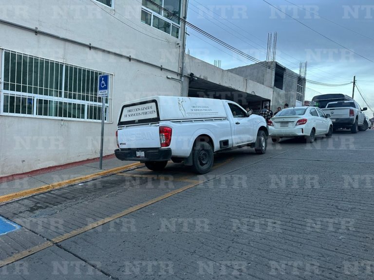 Fallece hombre en estacionamiento público