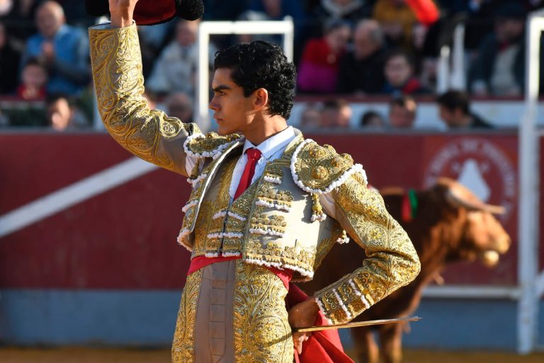 Ignacio Garibay corta dos orejas ante un ejemplar Fermín Bohórquez al que se impuso a base de oficio y gusto en La Puebla del Río