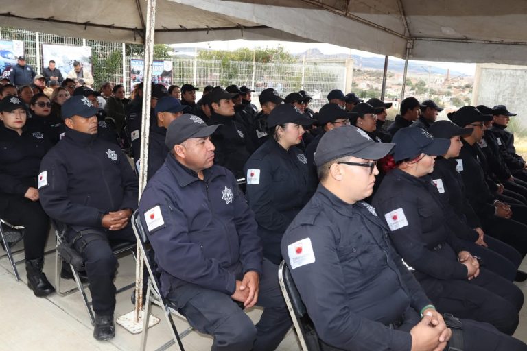 Otorgan uniformes y cheques a agentes