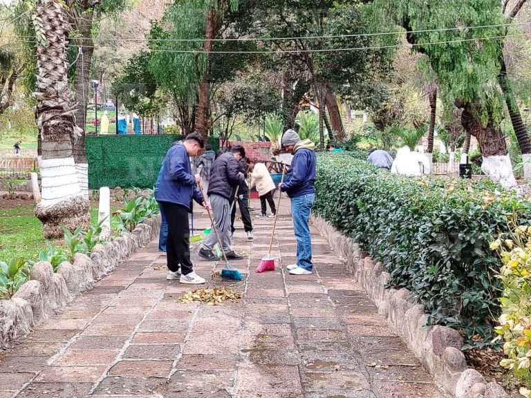 Toman normalistas casetas y limpian parque Enrique Estrada