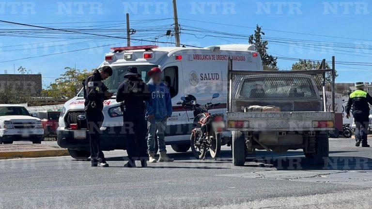 Se impacta motociclista contra camioneta