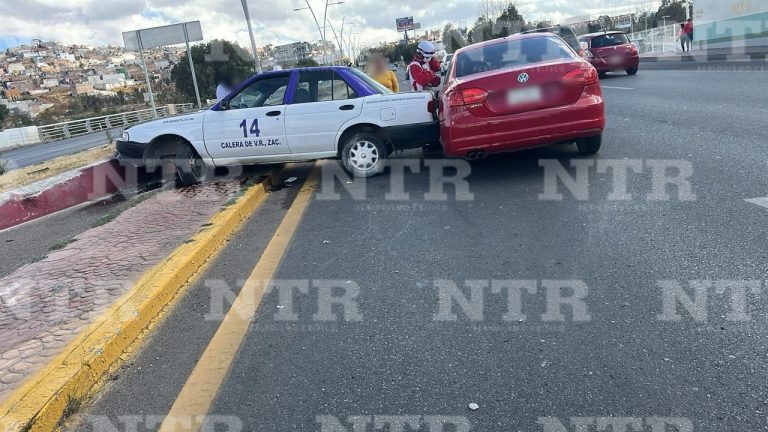 Chocan coductores de taxi y vehículo particular