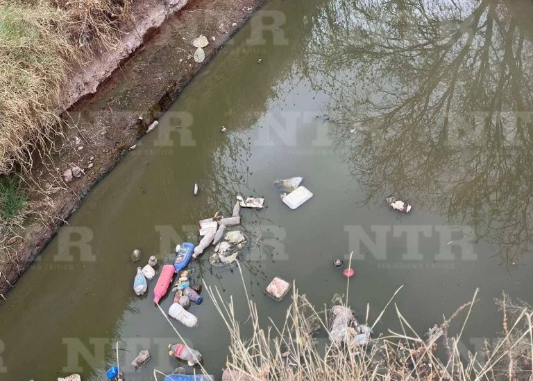 Colapsa drenaje y las aguas negras corren por las calles