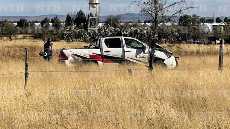 Choque entre dos acaba en volcadura y salida del camino