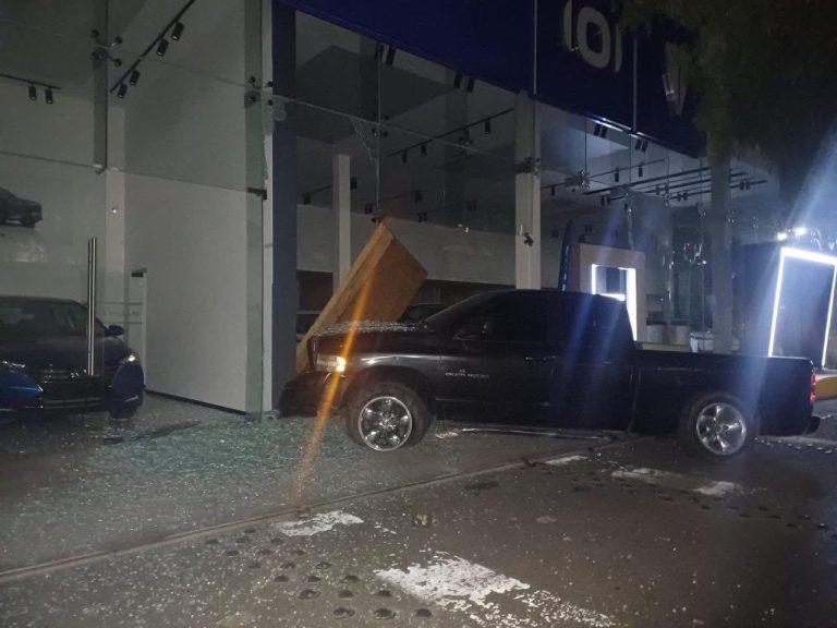 Conductor de camioneta se estrella contra agencia automotriz