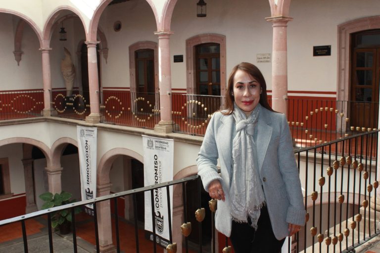 Entregan mil 200 becas de comedor a estudiantes