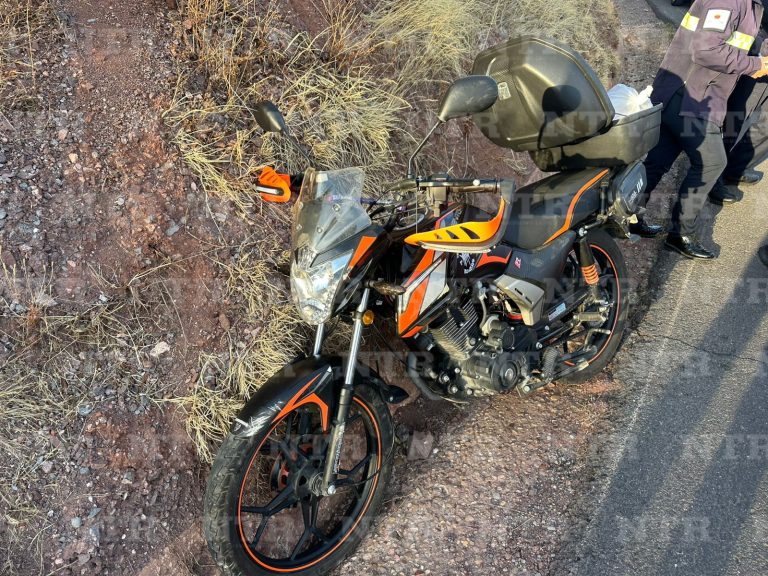 Pareja derrapa y sufre accidente de motocicleta