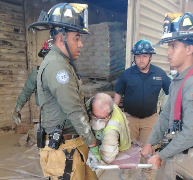 Hombre es rescatado debajo de bultos de cemento; lo reportan estable