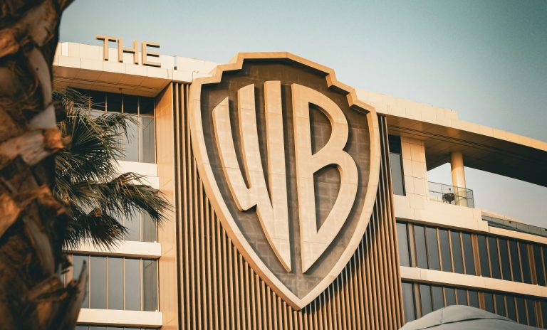 Abre Warner la puerta a Paramount tras elevar su oferta