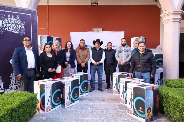 Reciben escuelas equipos nuevos de sonido