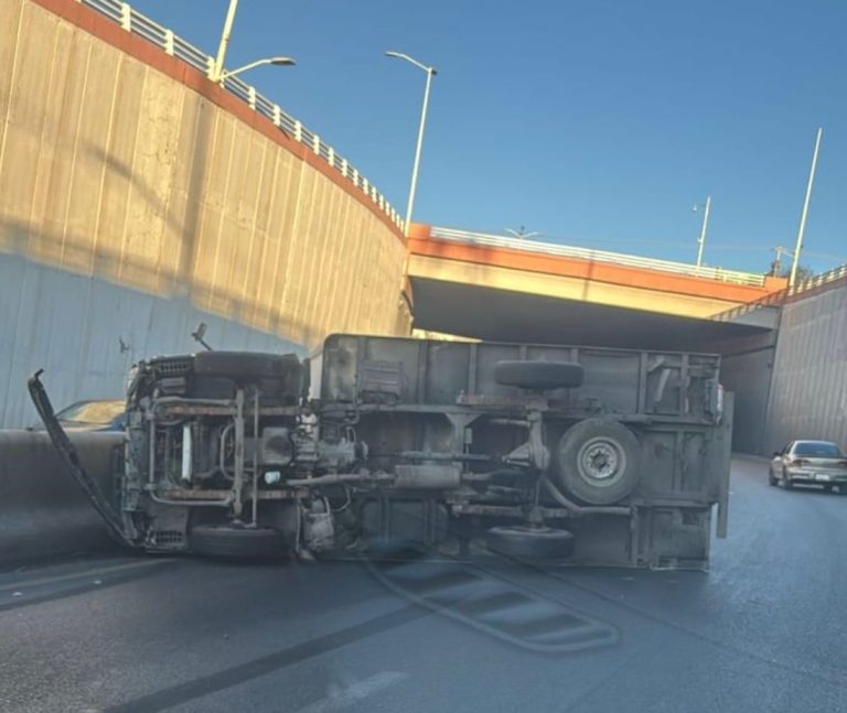 Vuelca camión de carga en el bulevar Bicentenario