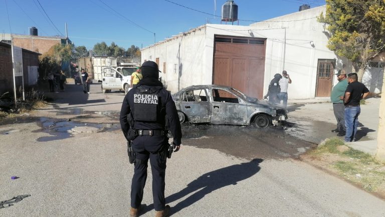 Se incendia automóvil por cortocircuito