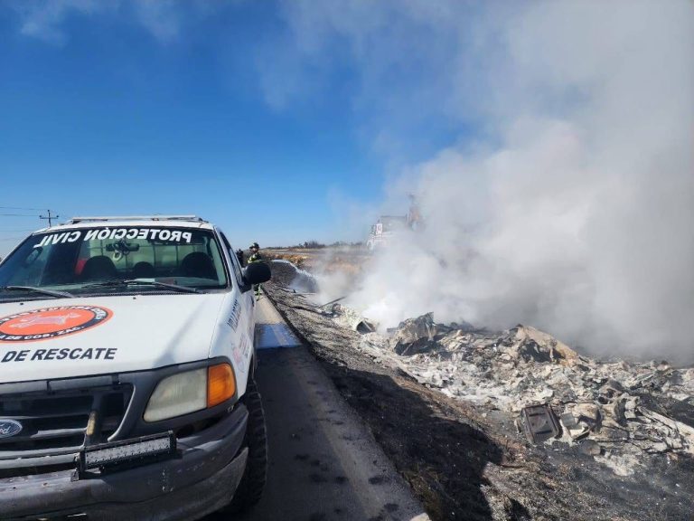 Se accidenta camión de carga en la federal 54