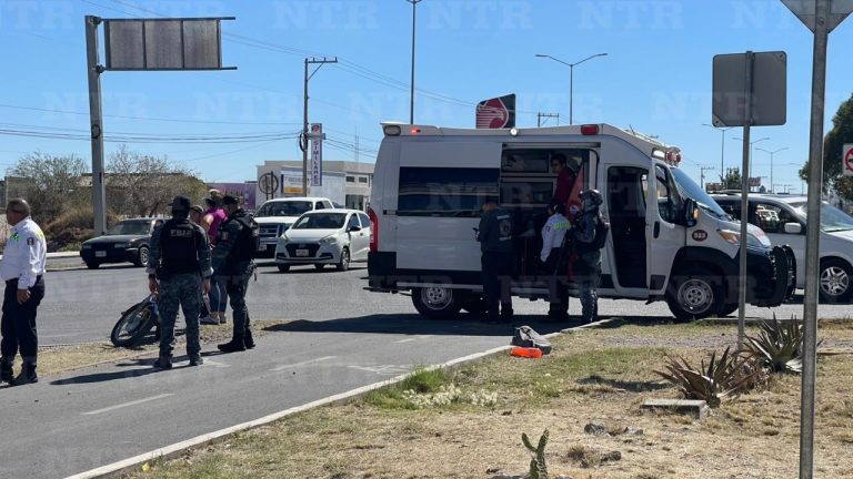 Chocan auto y motocicleta; hay dos heridos