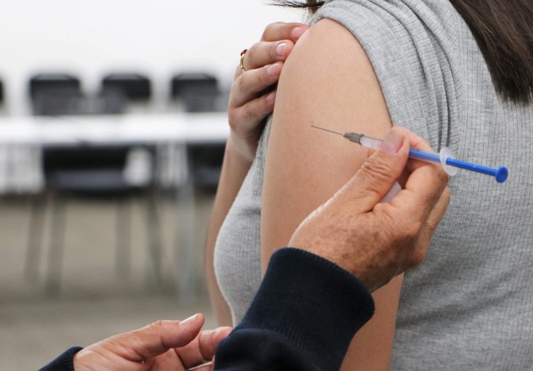 Continúa vacunación contra Influenza y COVID