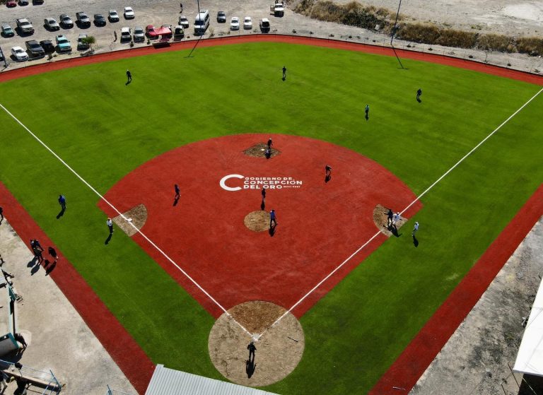 Inauguran empastado del campo de sóftbol en Concepción del Oro