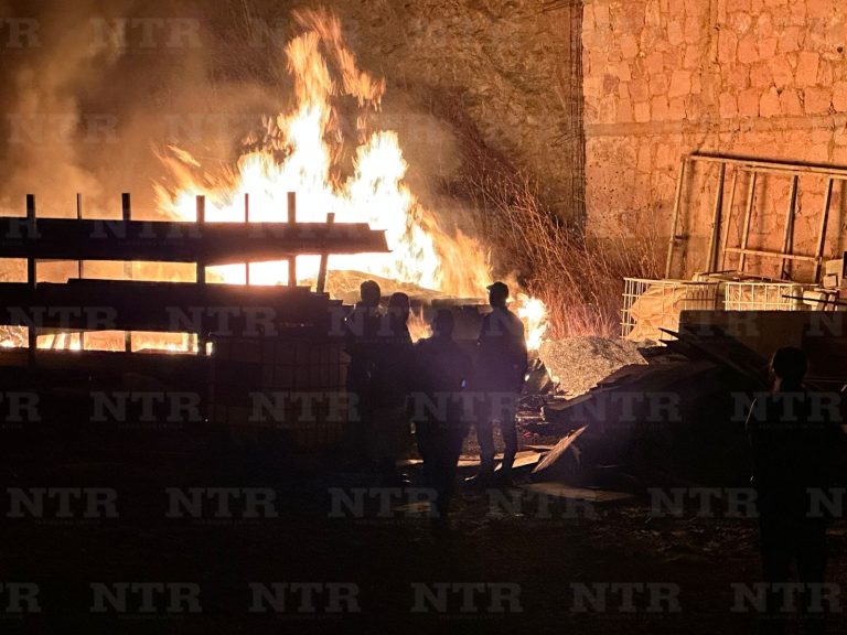 Incendio en lote baldío deja daños materiales