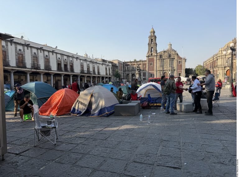 Instalan maestros de Zacatecas plantón afuera de SEP