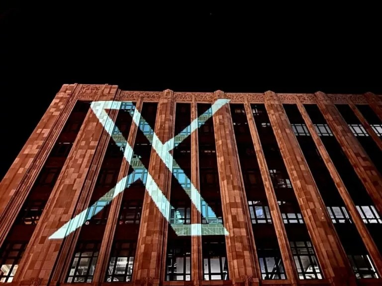 Tacha X de abusivo allanamiento a sus oficinas en París