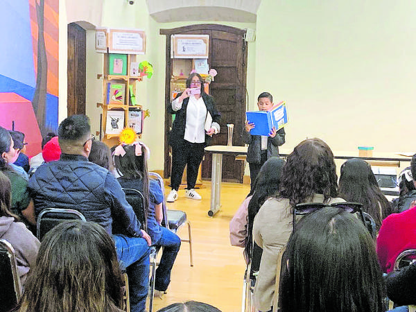 Jóvenes y niños presentan sus Libros Cartoneros