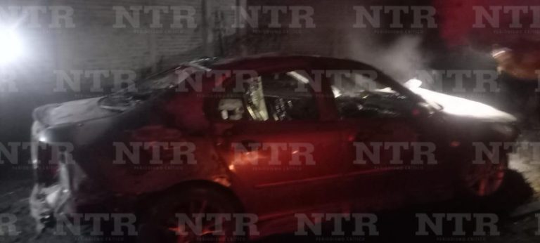 Se calcina vehículo tras incendio en lote baldío