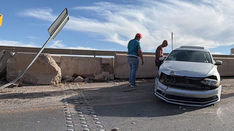 Choca contra muro de contención en el bulevar Bicentenario