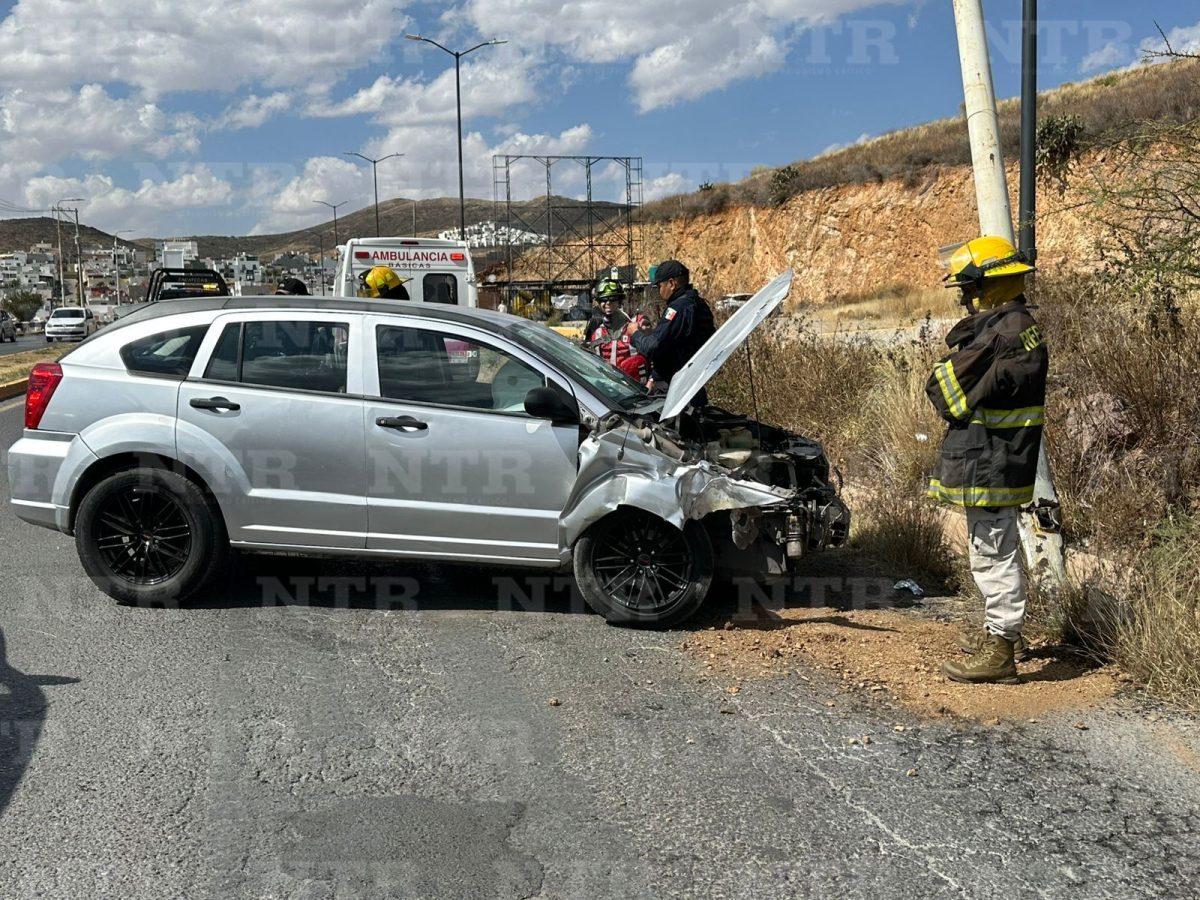 Conductor ebrio choca contra poste de alumbrado público - NTR Zacatecas