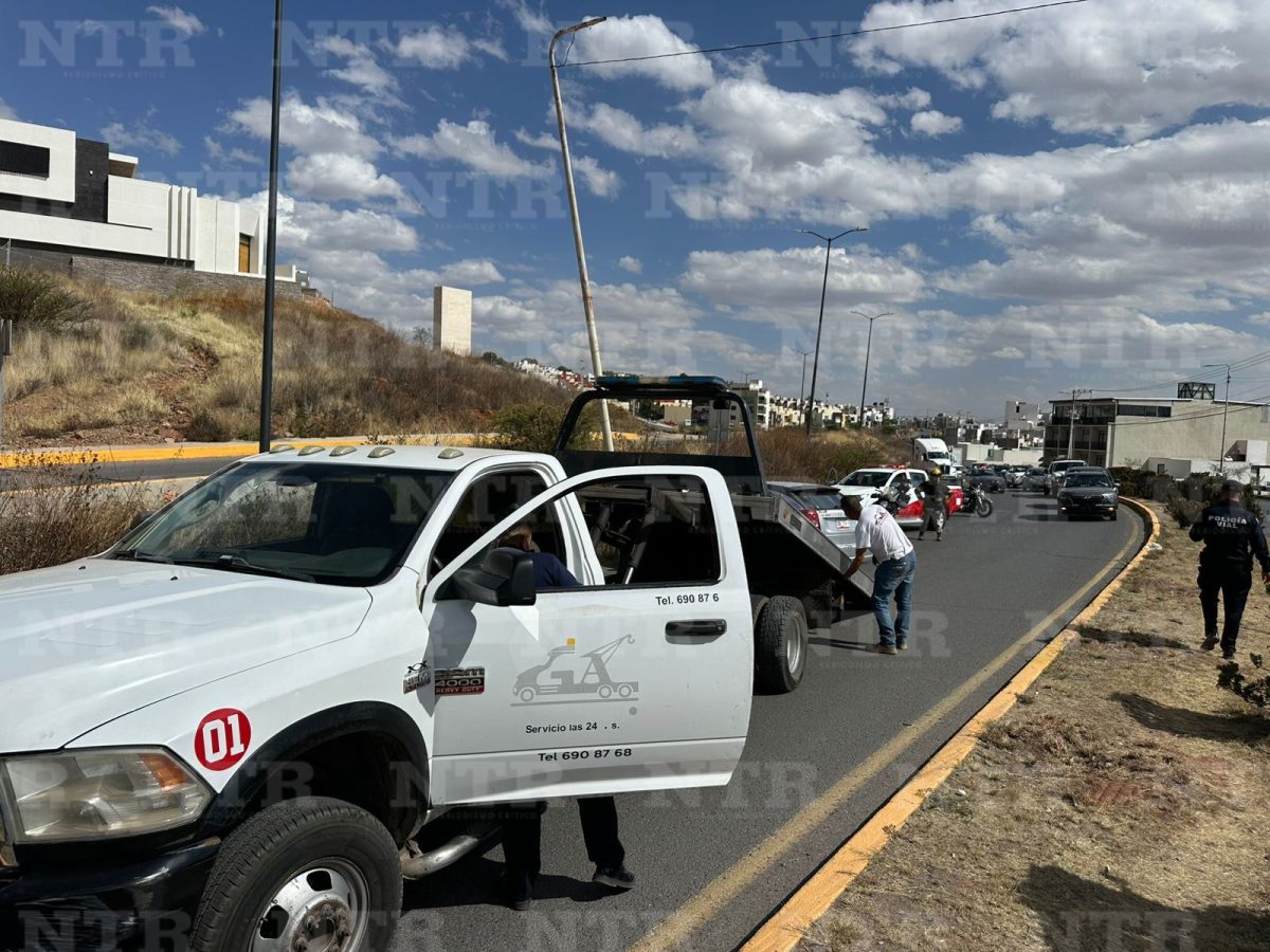 Conductor ebrio choca contra poste de alumbrado público - NTR Zacatecas