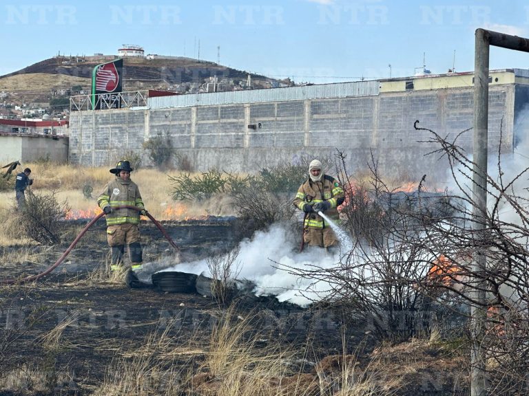 Se incendia predio en carretera Sauceda de la Borda
