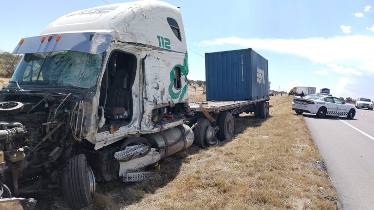 Choque entre dos quinta rueda deja un lesionado