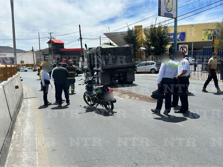 Motociclista es atropellada por camión; la reportan grave