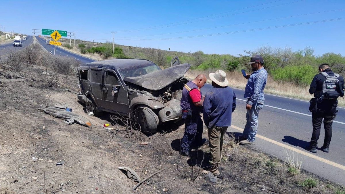 Conductor pierde el control de su unidad y vuelca en carretera - NTR ...