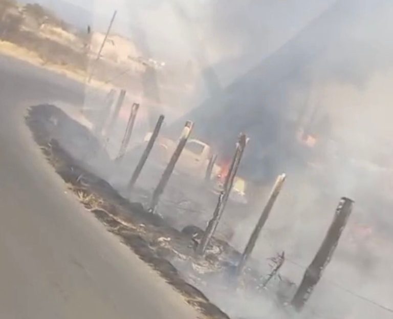 Falla mecánica ocasiona incendio de camioneta