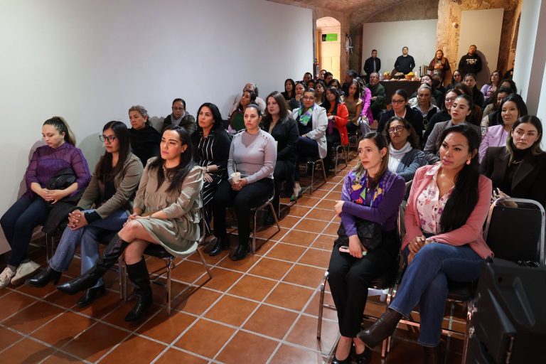 Imparten conferencia sobre manejo de estrés laboral