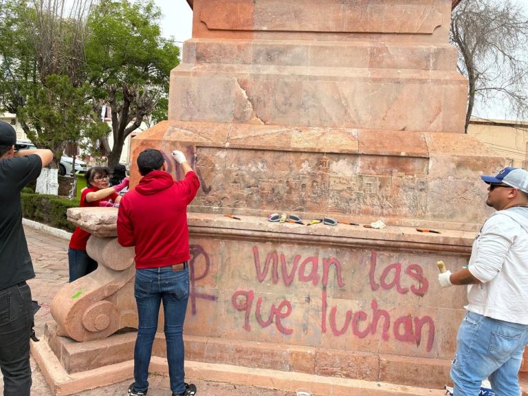 Realizan jornada de limpia de pintas en monumentos