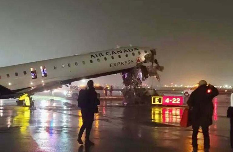Colisiona avión en Aeropuerto LaGuardia en Nueva York