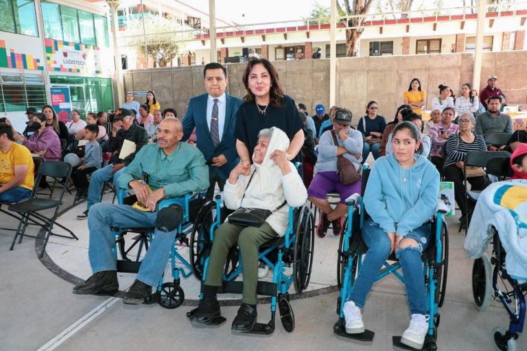 Entregan aparatos funcionales a 43 personas