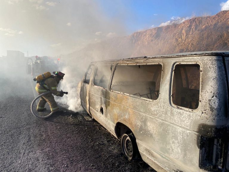 Falla mecánica resulta en incendio de camioneta