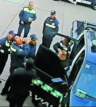 Investigan a varios policías viales por beber en el trabajo