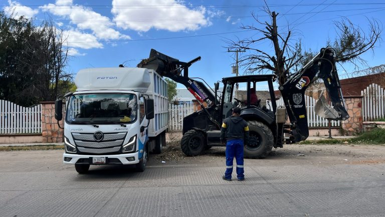 Dan mantenimiento a parque La Lagunilla