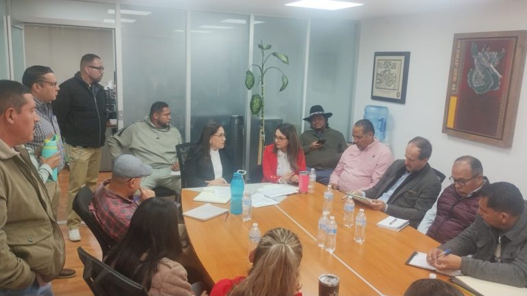Maestros se manifiestan por quincenas adeudadas