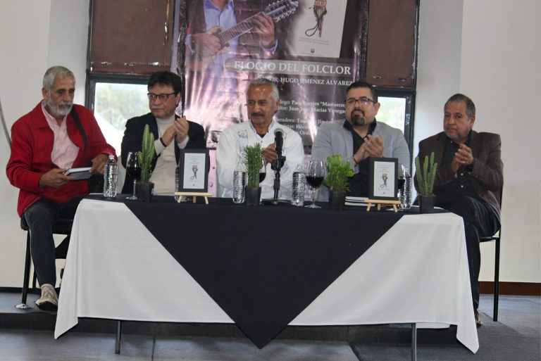 Presentan libro Elogio del Folclor en El Mineral