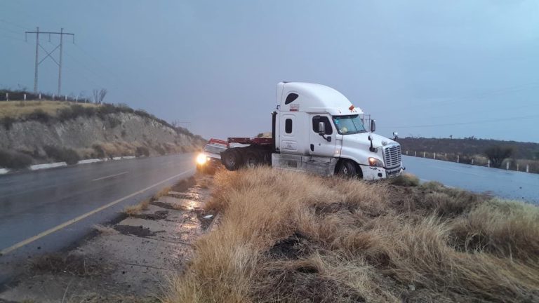 Tractocamión se sale del camino en la 49