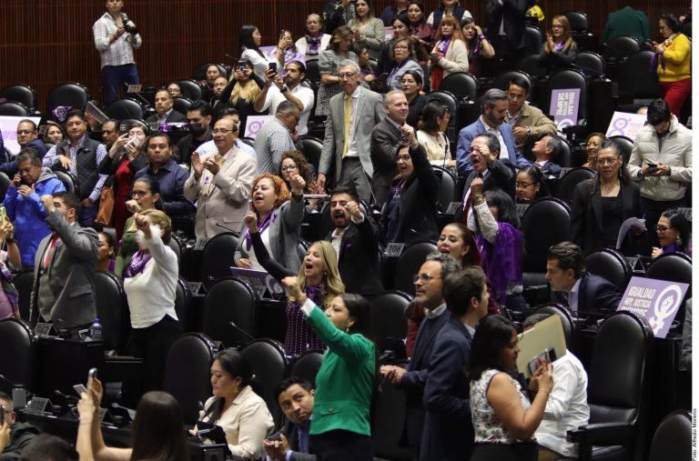 Suaviza Morena sin ceder «control»