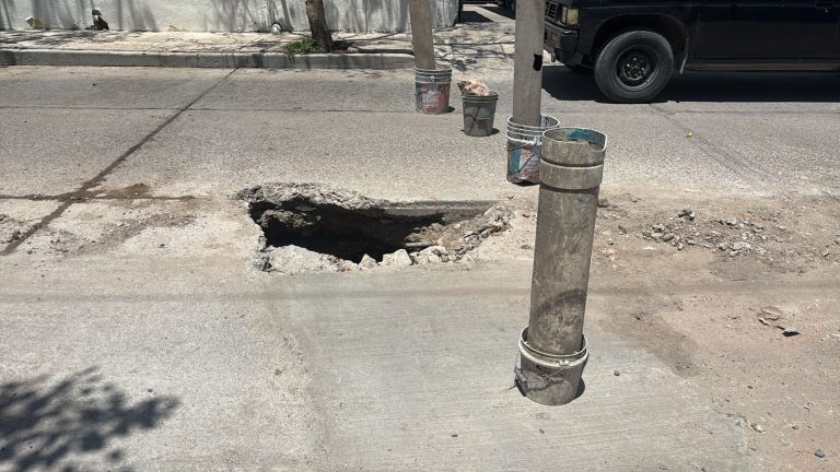 Acuden a reparar drenaje y dejan socavón