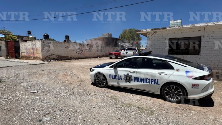 Atienden incendio dentro de un corral