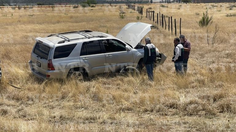 Camioneta que era remolcada termina fuera de la carretera