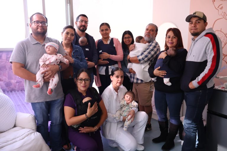 Promueve ISSSTE el porteo para bebés prematuros