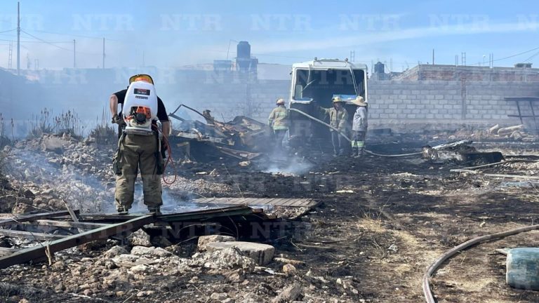 Se incendian camiones urbanos dentro de corralón