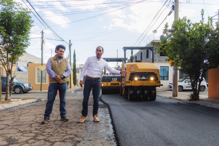 Pavimentan calles en colonia Las Fuentes y Avenida Barones